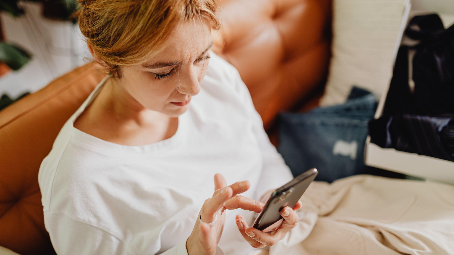 Cliente che paga via PayByLink dal proprio smartphone