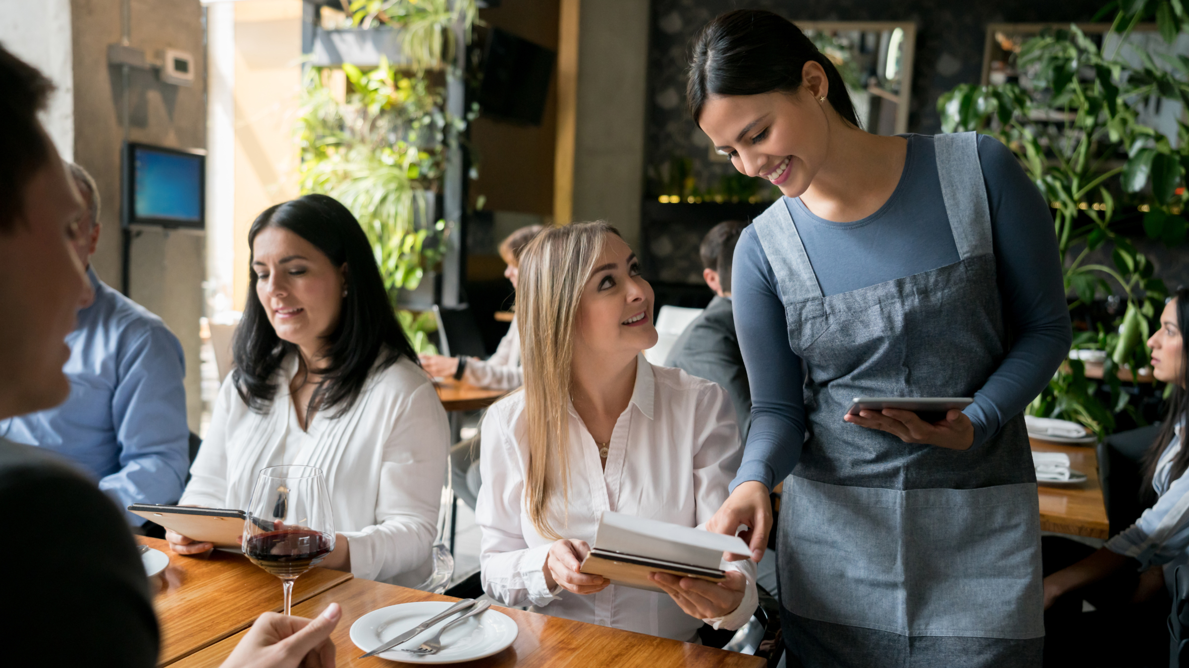 Cameriera che gestisce pagamento al tavolo in un ristorante